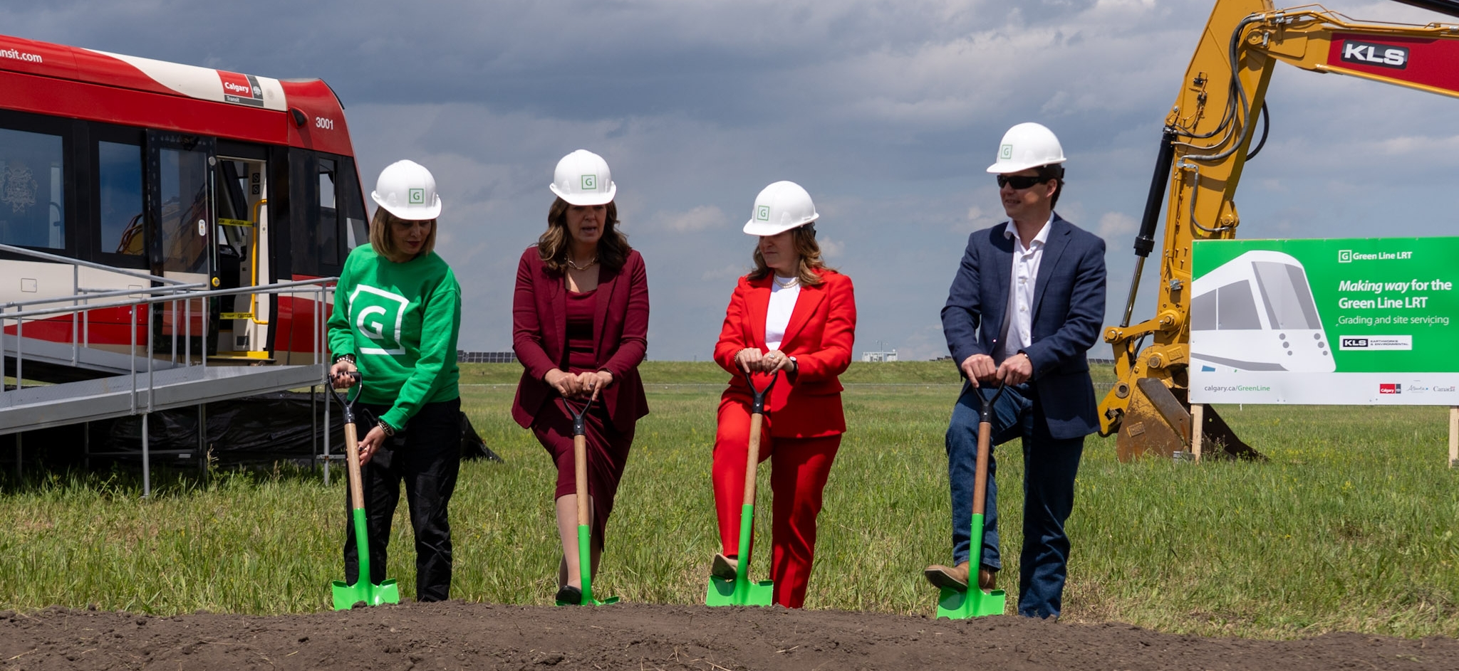 From left: Jyoti Gondek, Mayor of Calgary; The Honourable Danielle Smith, Premier of Alberta;  The Honourable Chrystia Freeland, Minister of Transport and Internal Trade, Government of Canada; and The Honourable Devin Dreeshen, Minister of Transportation and Economic Corridors, Government of Alberta 